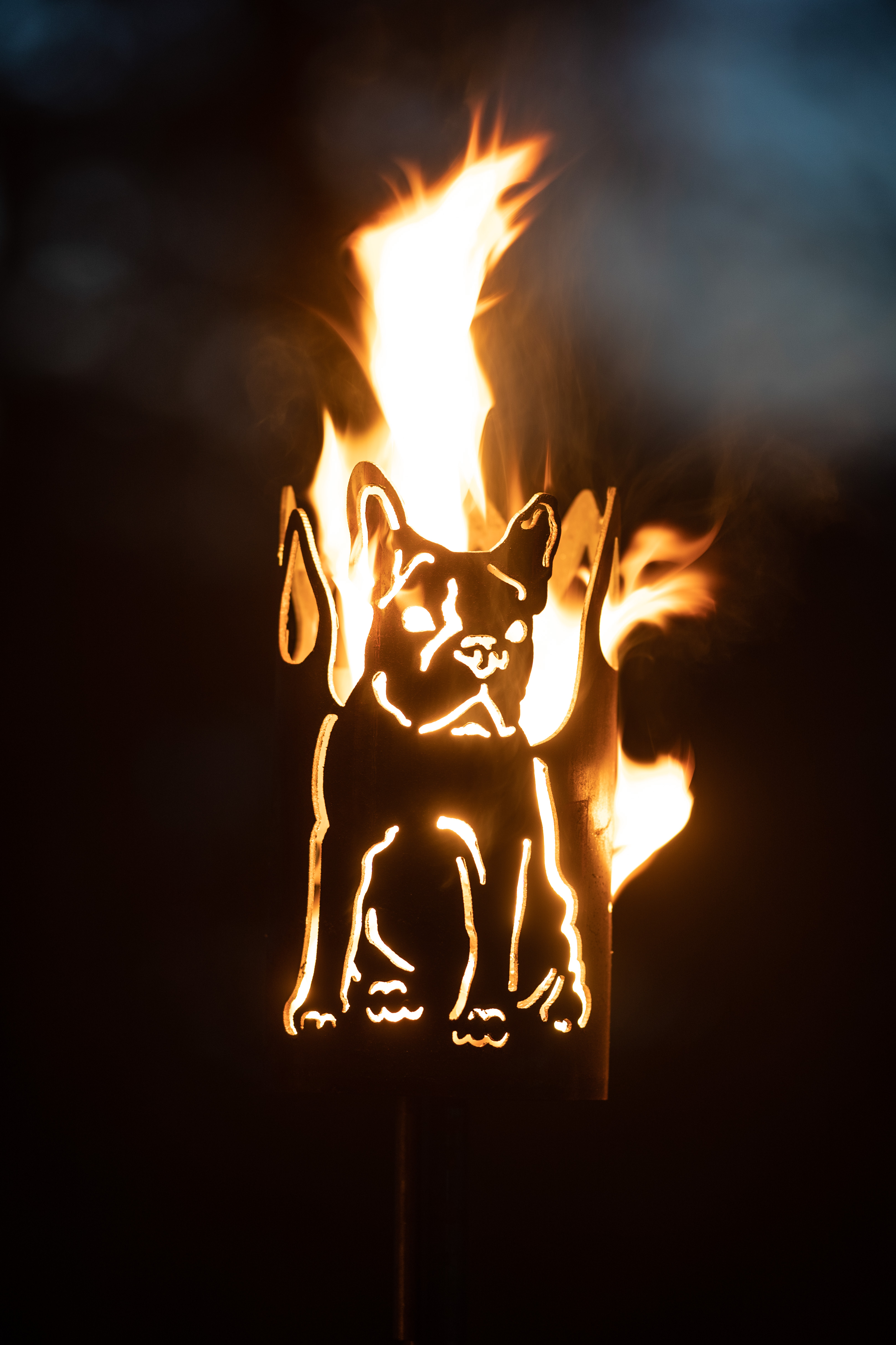 Gartenfackel groß Bulldogge französisch - inkl. Fackelstiel 118 cm mit Boden und 1 x Brennmaterial