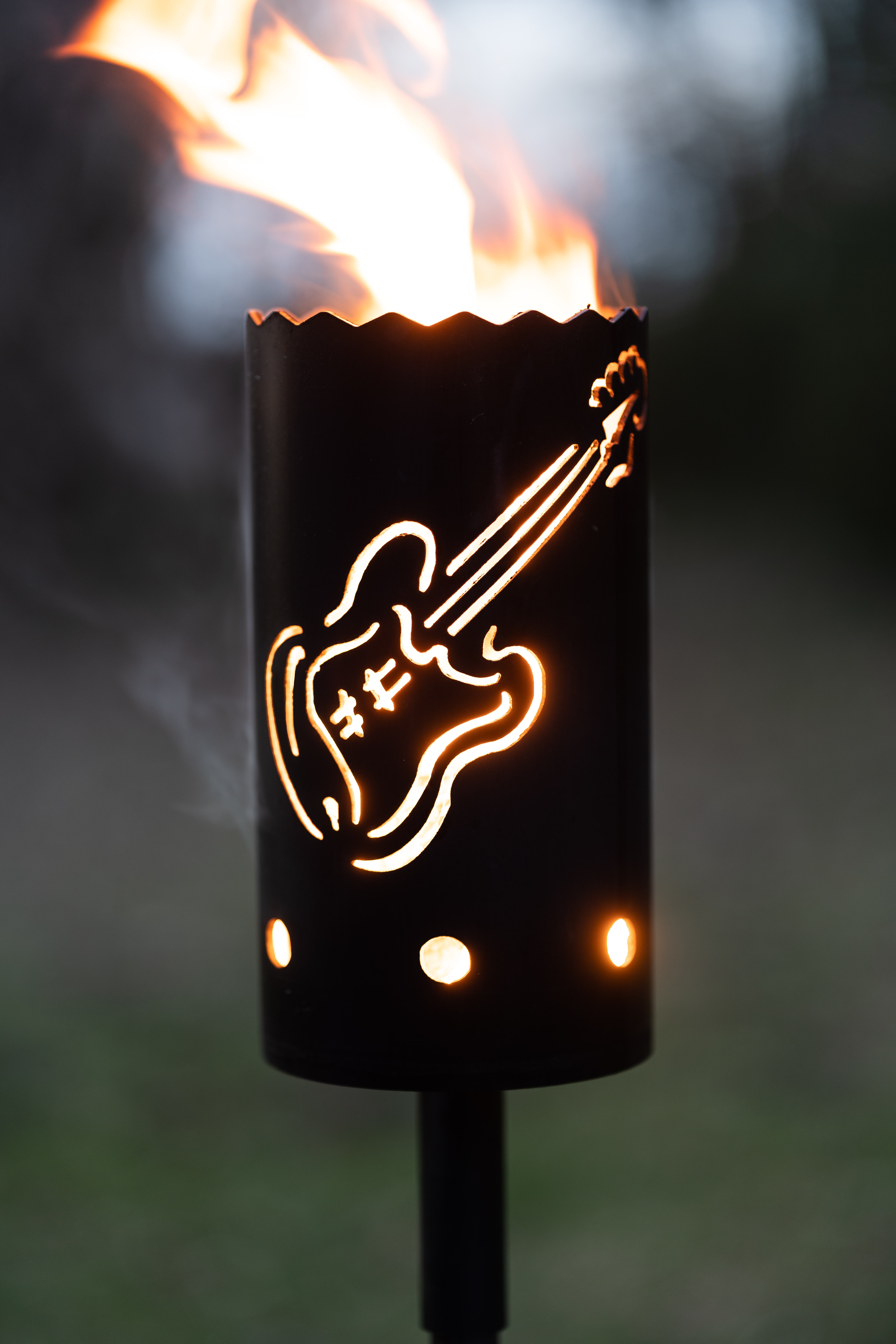 Gartenfackel groß Gitarre - inkl. Schmuck-Fackelstiel 145 cm Grobdrall angespitzt und 1 x Brennmaterial