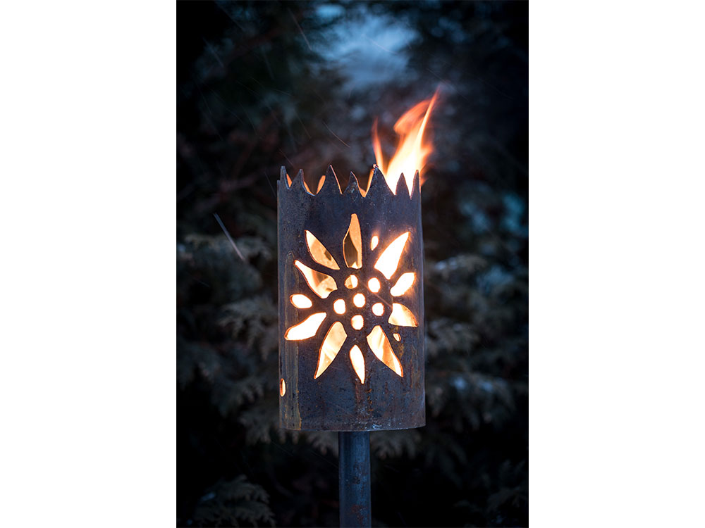 Gartenfackel groß Edelweiß - inkl. Fackelstiel 110 cm angespitzt und 1 x Brennmaterial